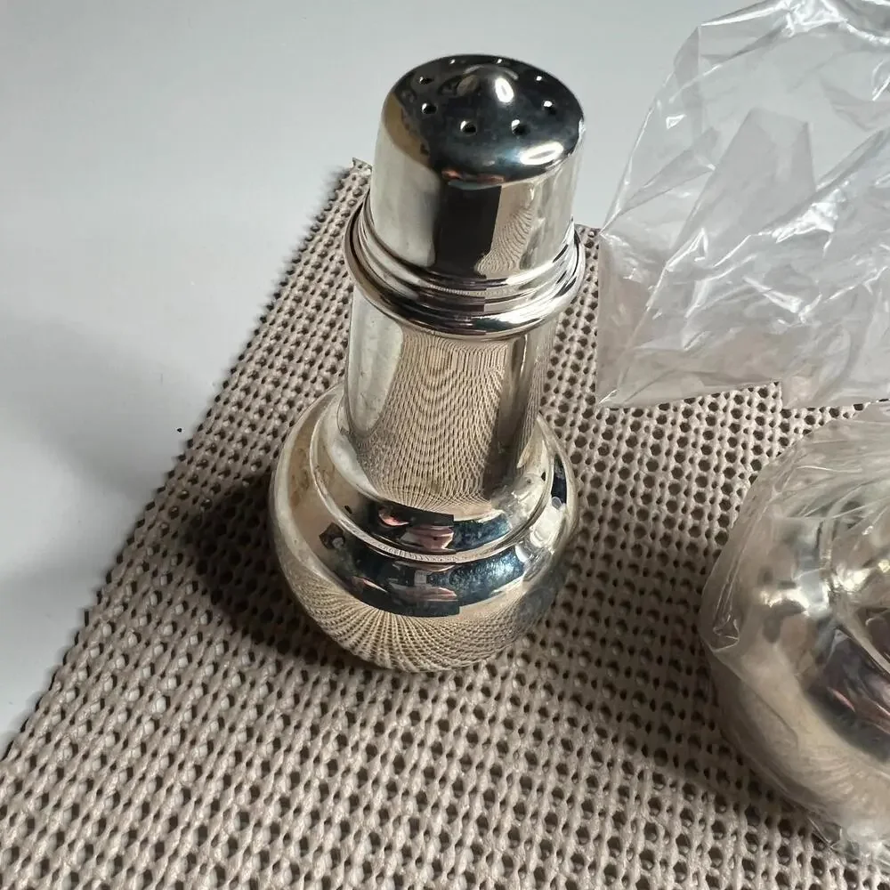 Vintage Wm. A. Rogers Silverplated Salt‎ & Pepper Shaker Set – Oneida